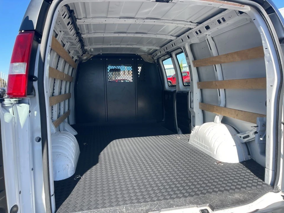 2023 GMC Savana - Image 21 of 21