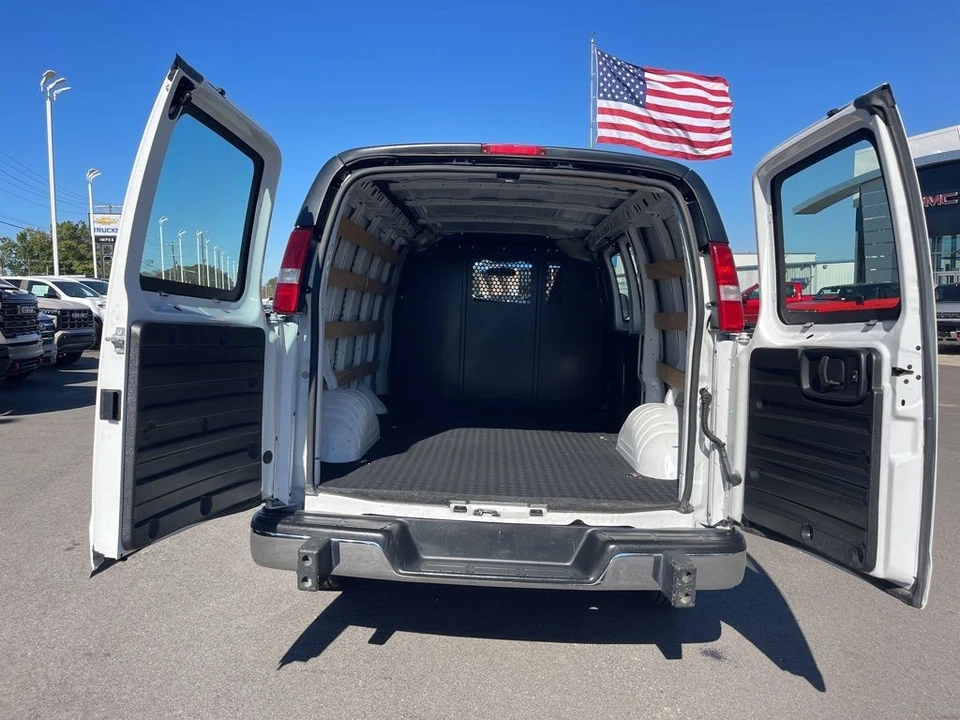 2023 GMC Savana - Image 19 of 21