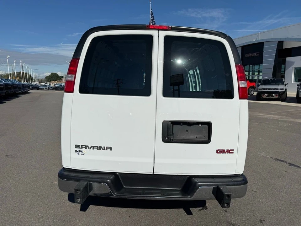 2023 GMC Savana - Image 4 of 21