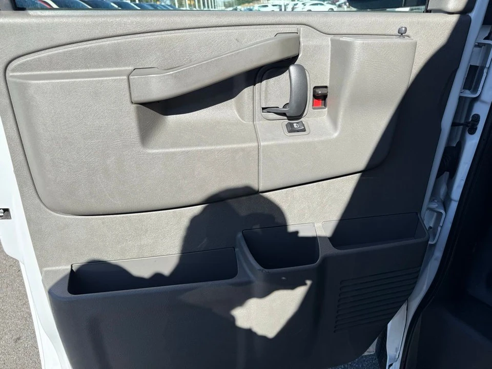 2023 GMC Savana - Image 19 of 21