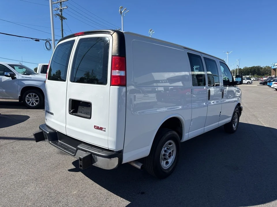 2023 GMC Savana - Image 5 of 12