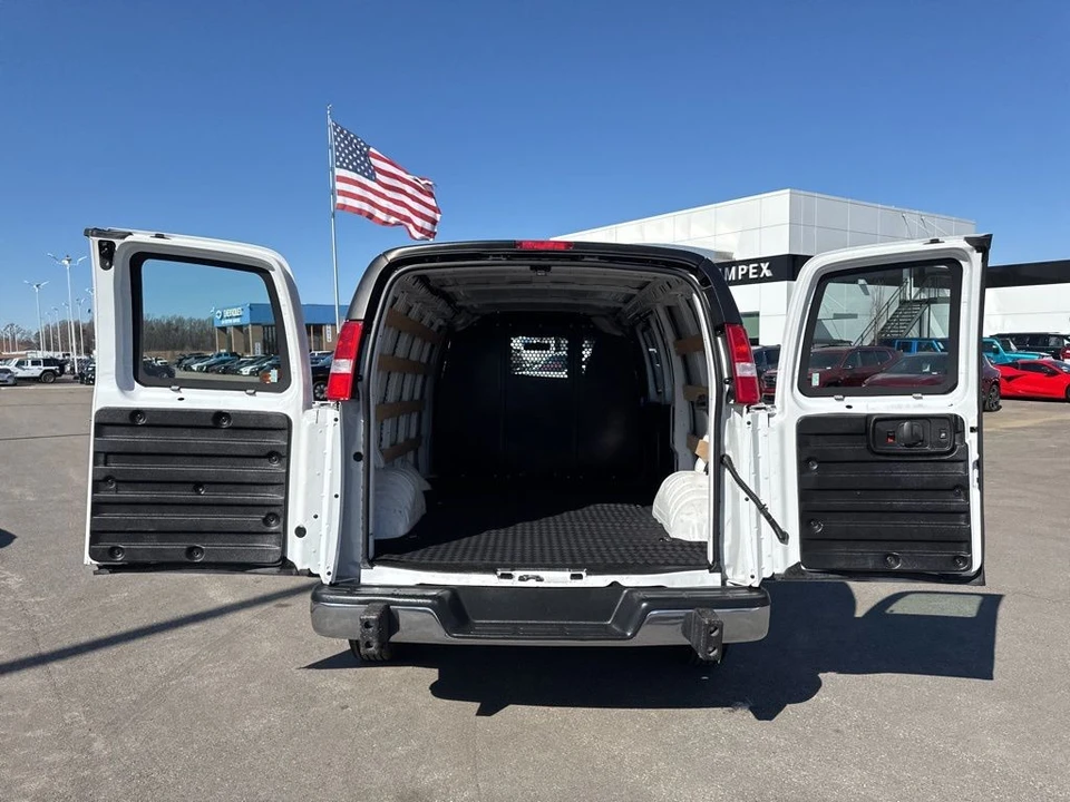 2023 GMC Savana - Image 21 of 21