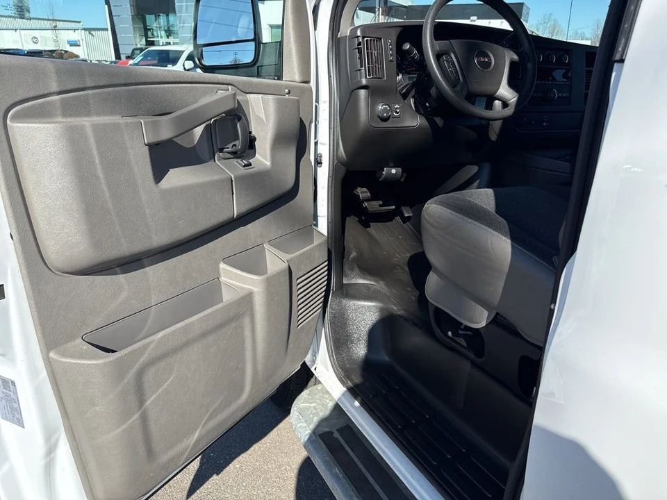 2023 GMC Savana - Image 20 of 21