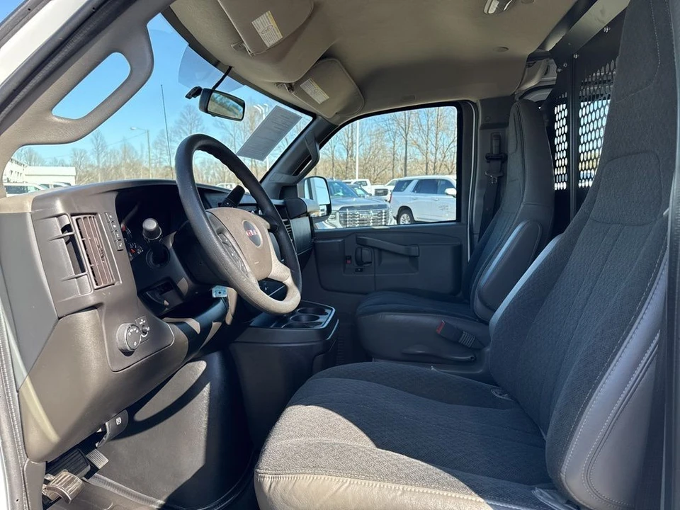 2023 GMC Savana - Image 9 of 21
