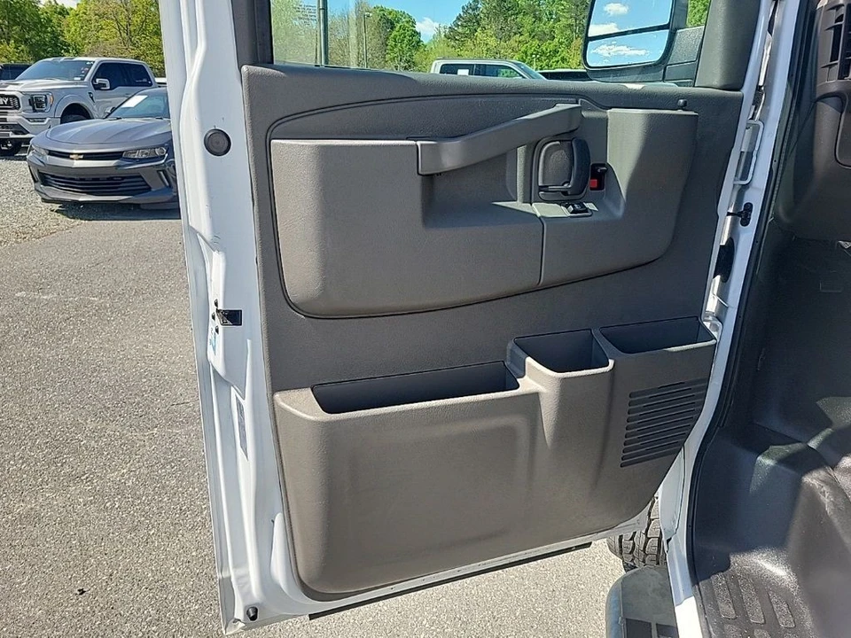 2023 GMC Savana - Image 18 of 21