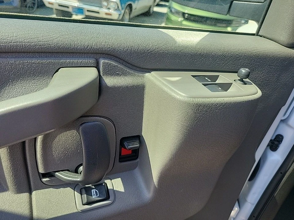 2023 GMC Savana - Image 19 of 21