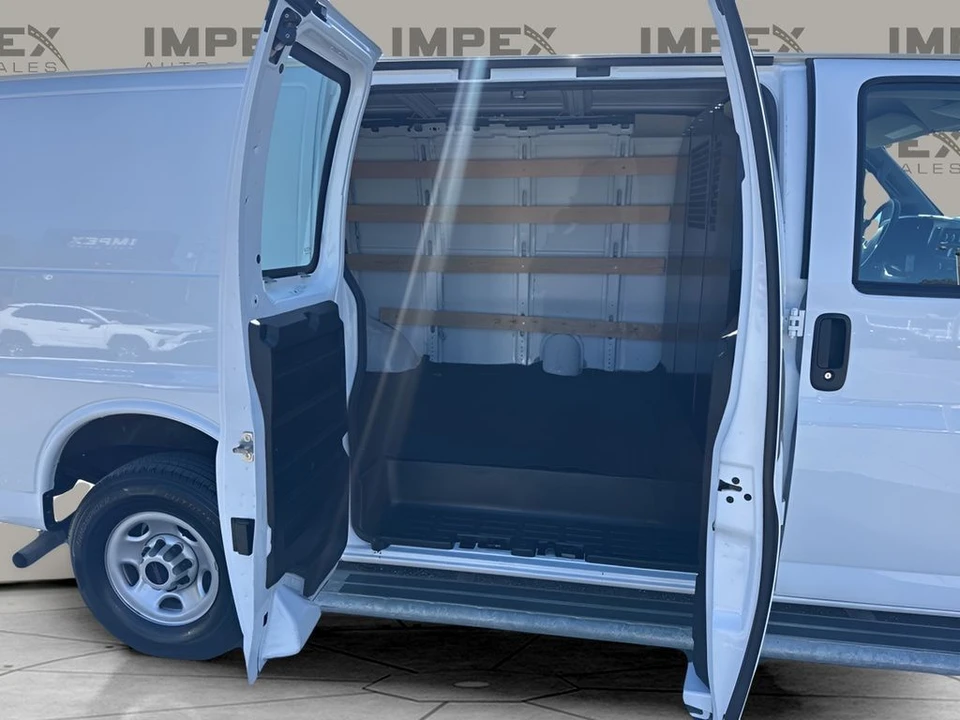 2023 GMC Savana - Image 20 of 21