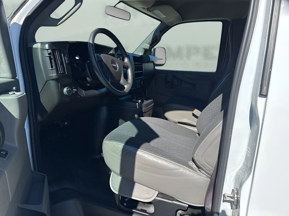 2023 GMC Savana - Image 9 of 12