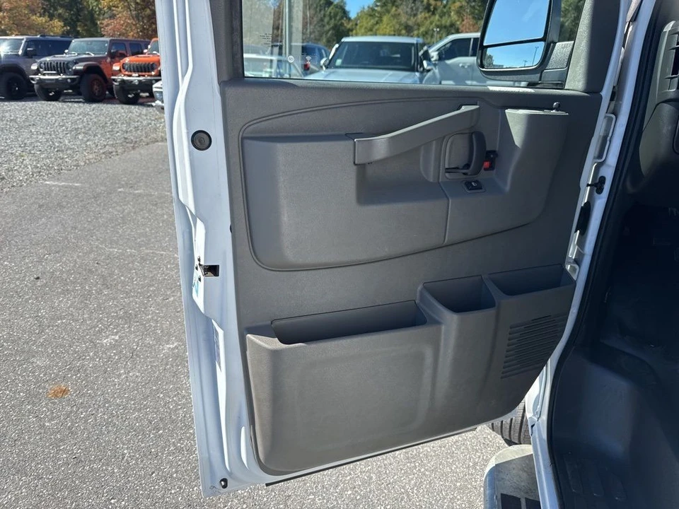 2023 GMC Savana - Image 18 of 21