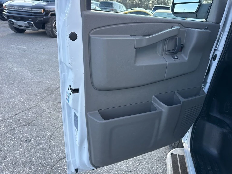 2023 GMC Savana - Image 18 of 21