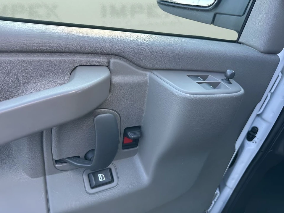 2023 GMC Savana - Image 19 of 21