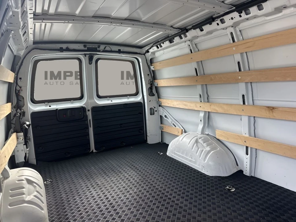2023 GMC Savana - Image 10 of 21
