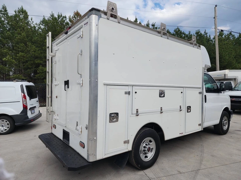 2023 GMC Savana - Image 6 of 21