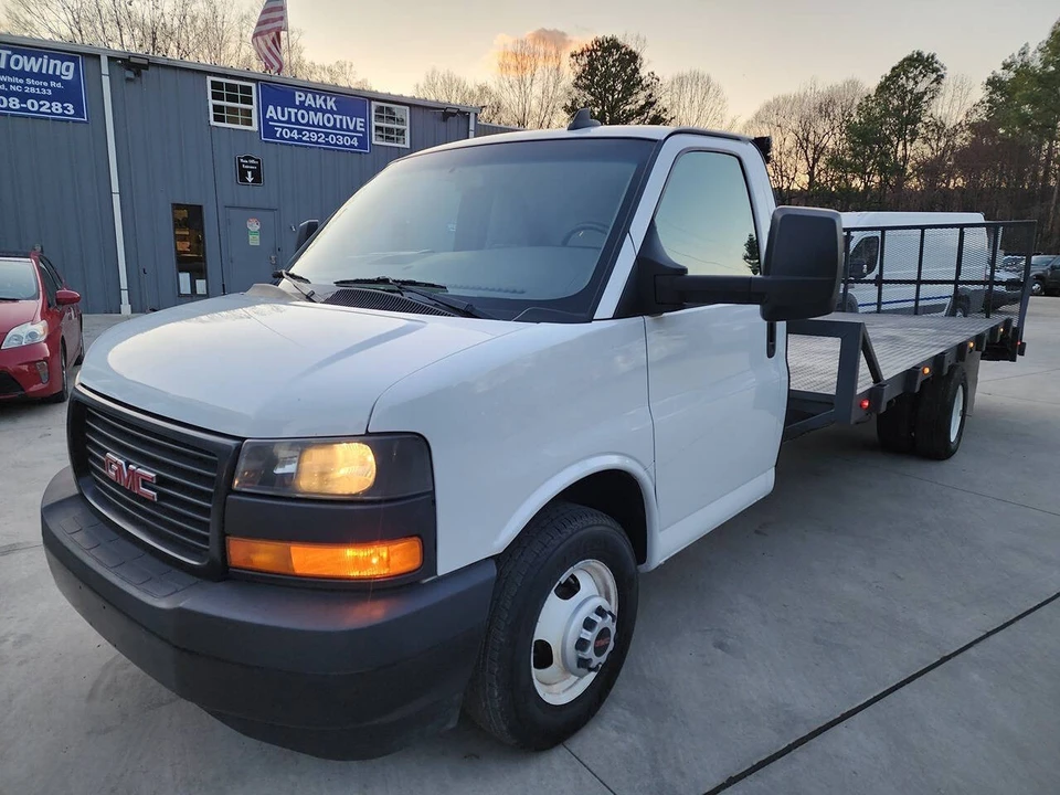 2023 GMC Savana - Image 2 of 21