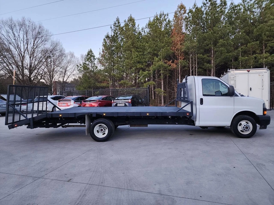 2023 GMC Savana - Image 7 of 21