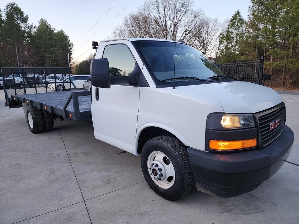 2023 GMC Savana - Image 8 of 21