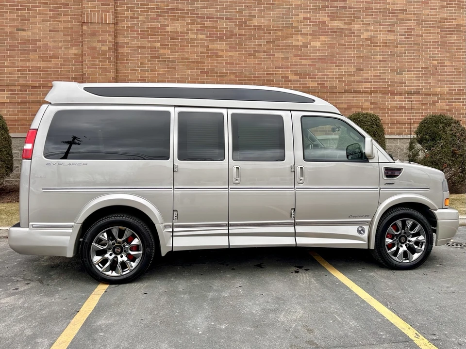 2023 GMC Savana - Image 2 of 21