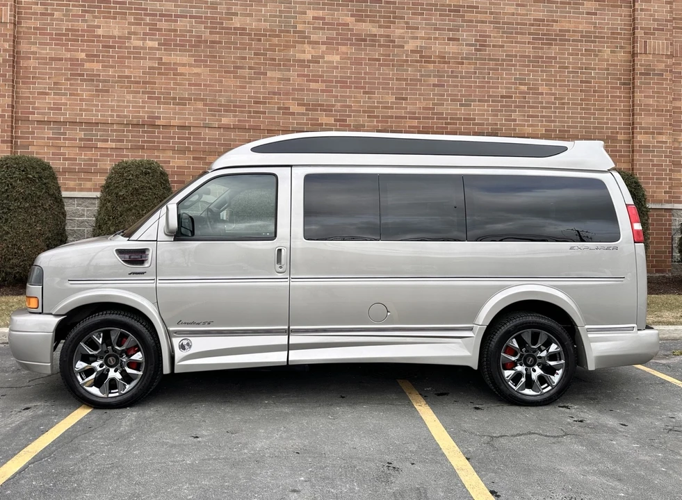 2023 GMC Savana - Image 16 of 21