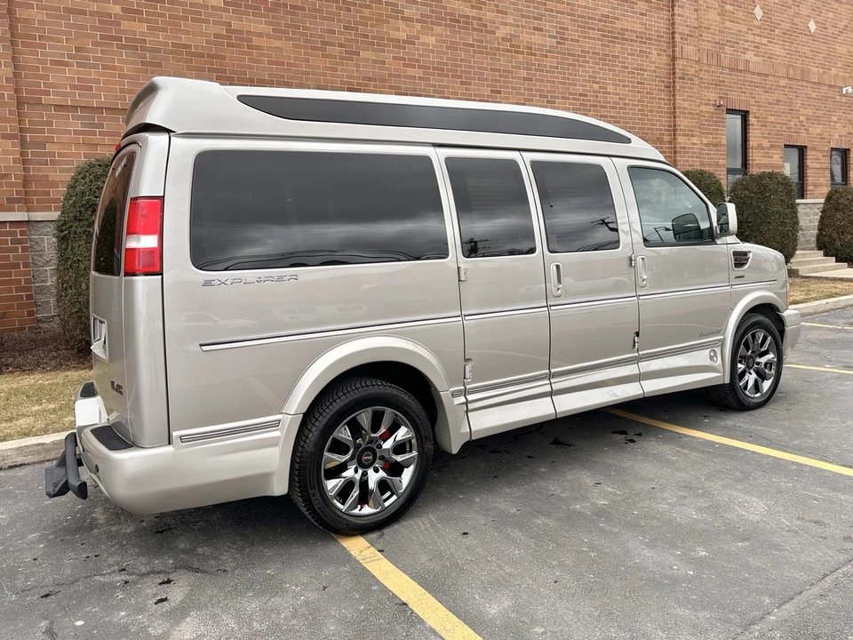 2023 GMC Savana - Image 3 of 21