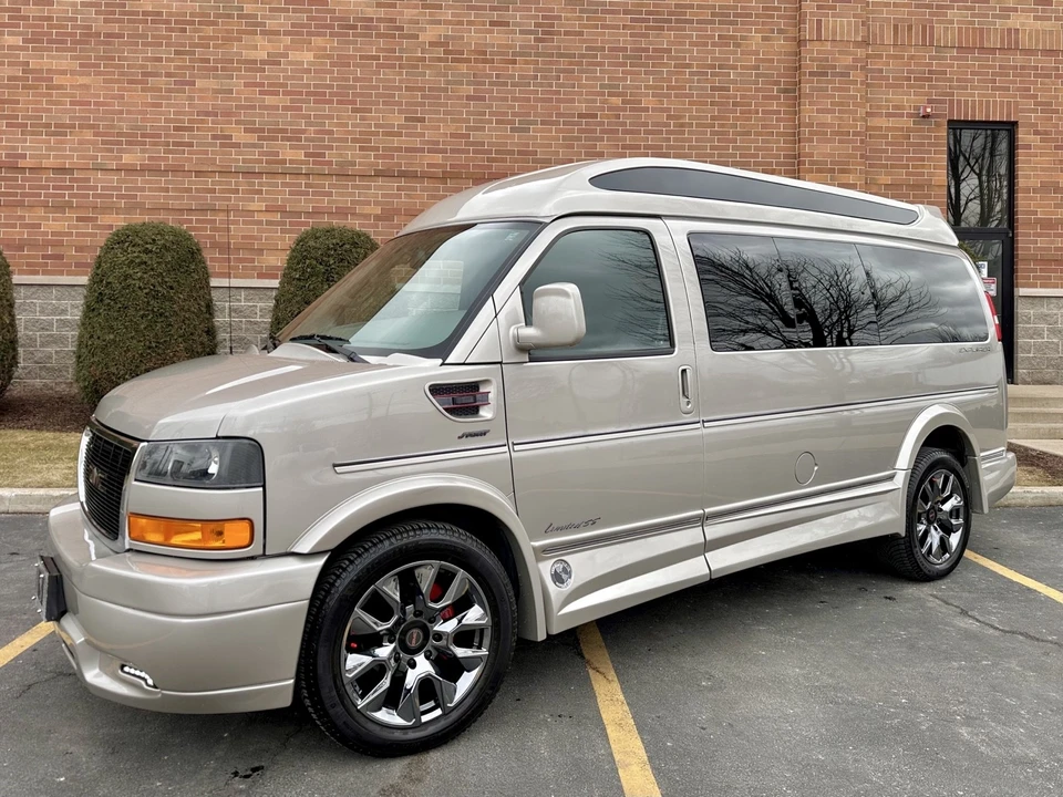 2023 GMC Savana - Image 8 of 21