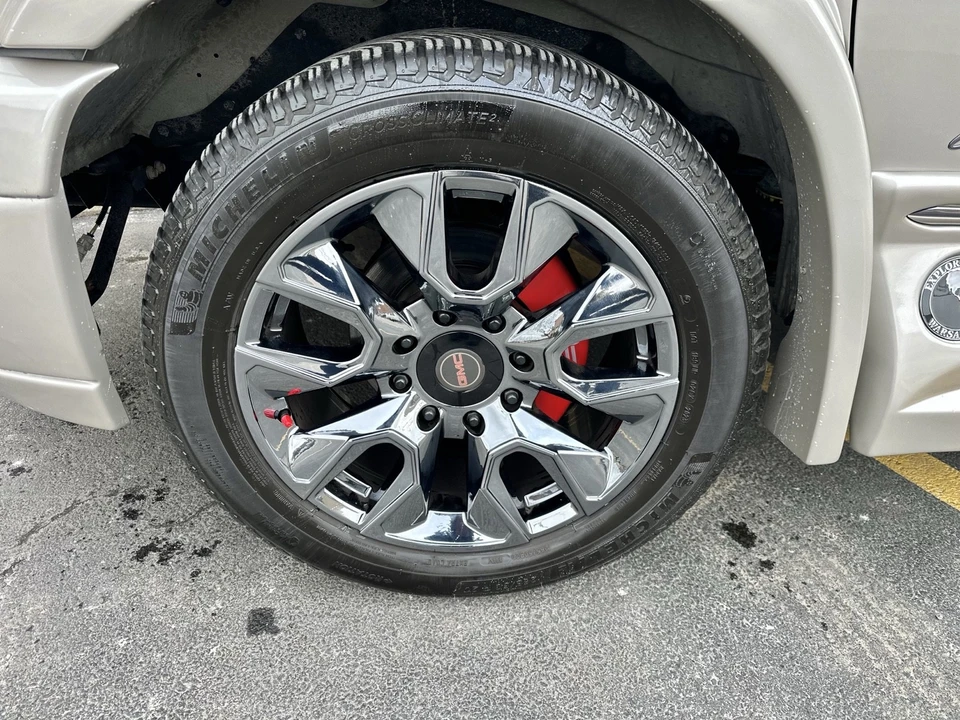 2023 GMC Savana - Image 18 of 21