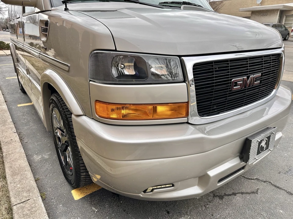 2023 GMC Savana - Image 12 of 21