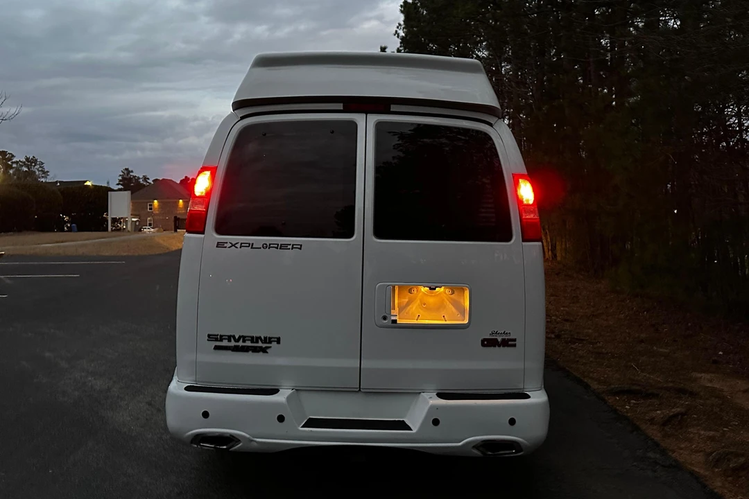 2023 GMC Savana - Image 5 of 31