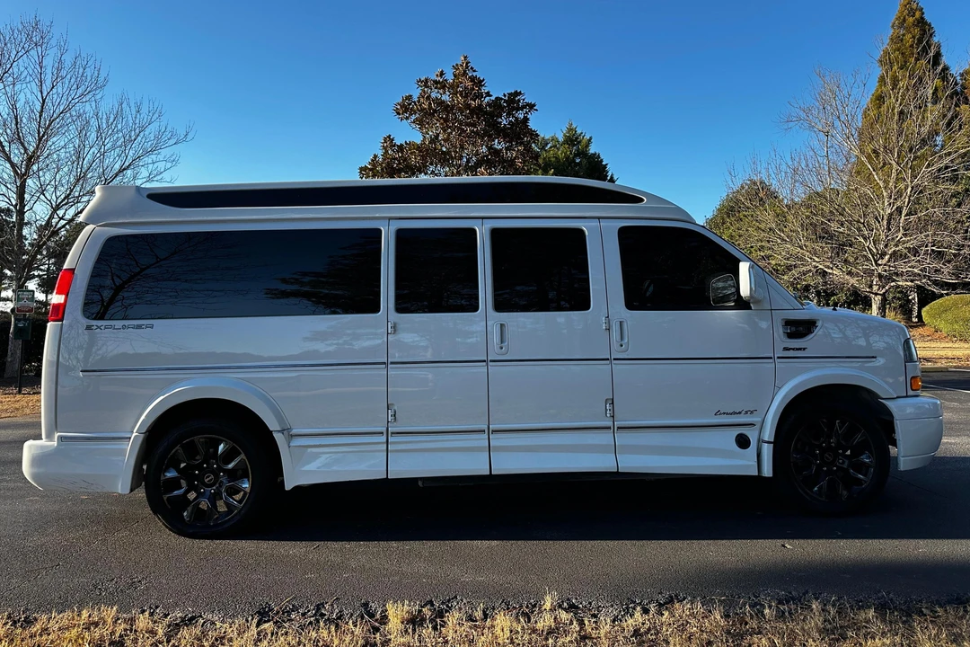 2023 GMC Savana - Image 3 of 31