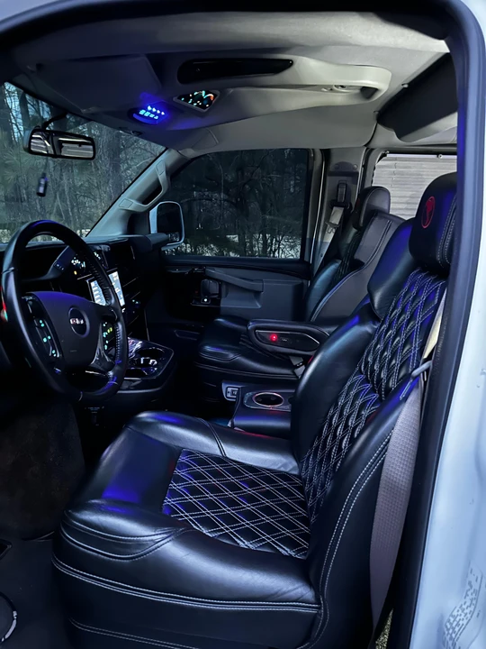 2023 GMC Savana - Image 29 of 31