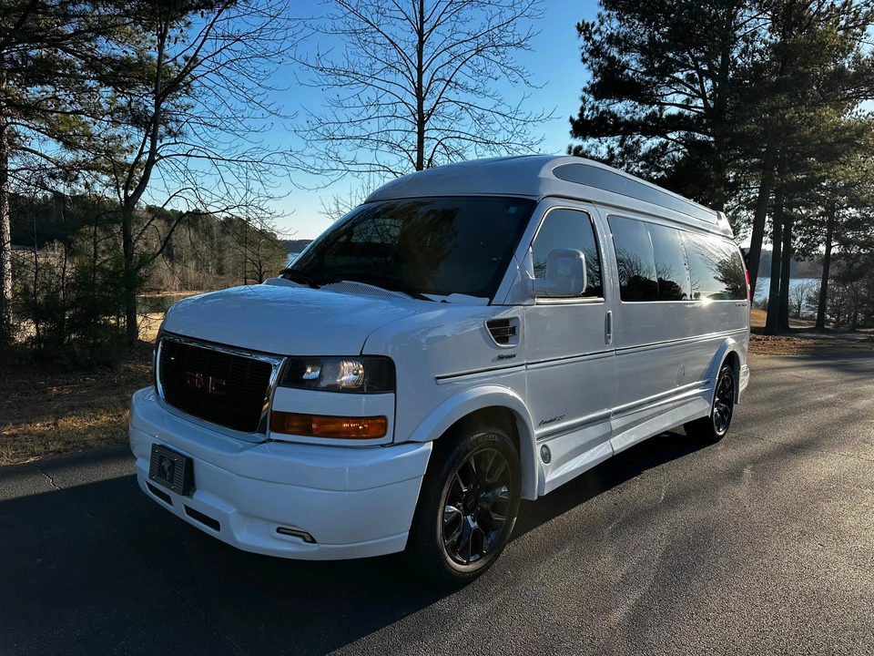 2023 GMC Savana - Image 7 of 31