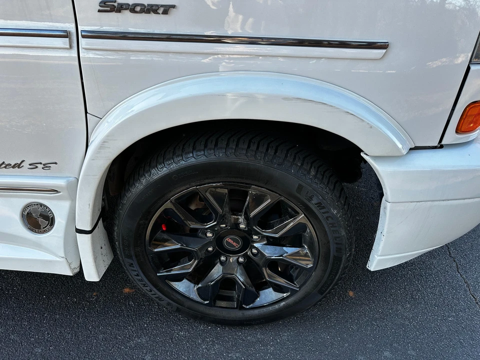 2023 GMC Savana - Image 24 of 31