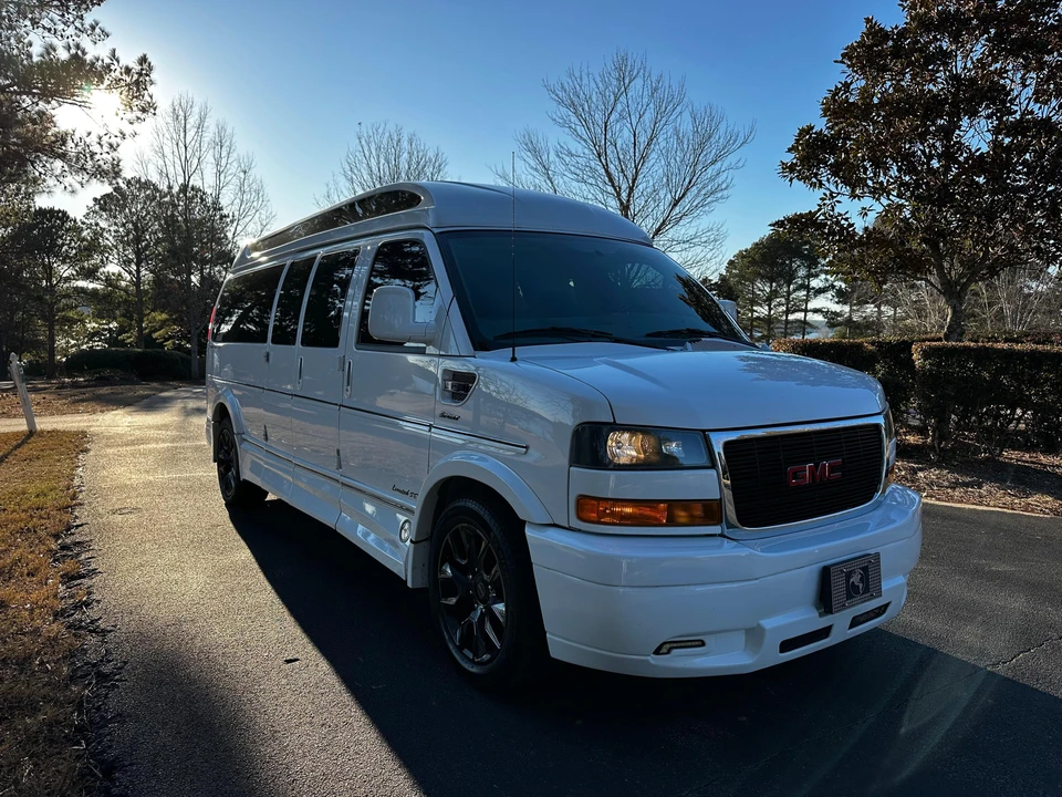 2023 GMC Savana - Image 10 of 31