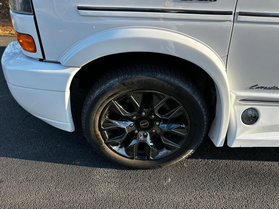 2023 GMC Savana - Image 20 of 31