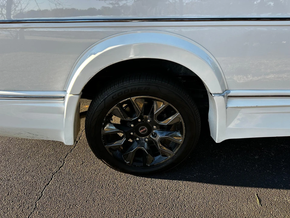 2023 GMC Savana - Image 23 of 31