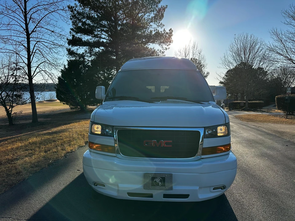 2023 GMC Savana - Image 6 of 31