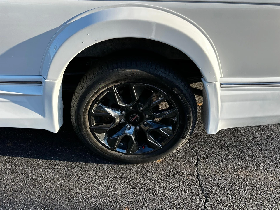 2023 GMC Savana - Image 21 of 31