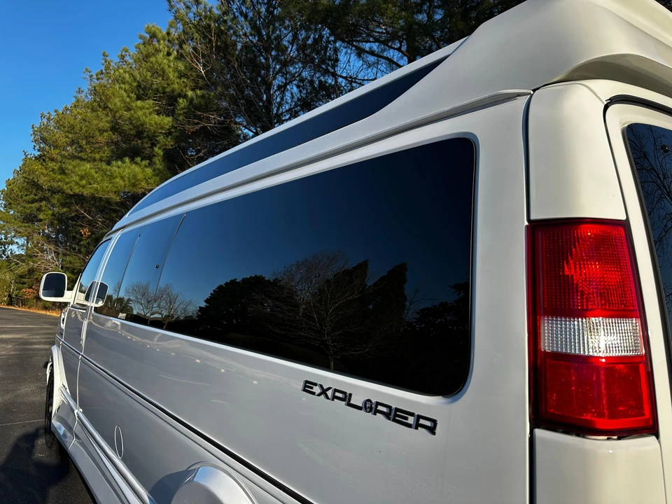 2023 GMC Savana - Image 16 of 31