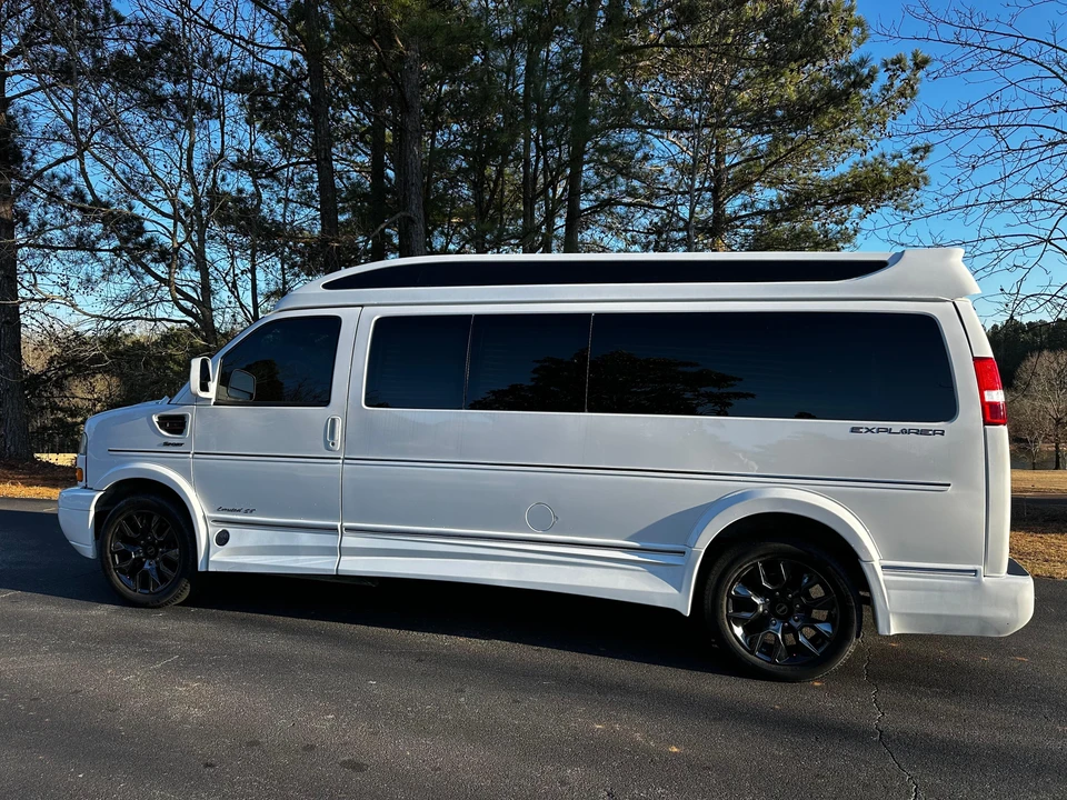 2023 GMC Savana - Image 8 of 31