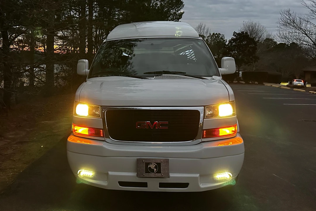 2023 GMC Savana - Image 2 of 31
