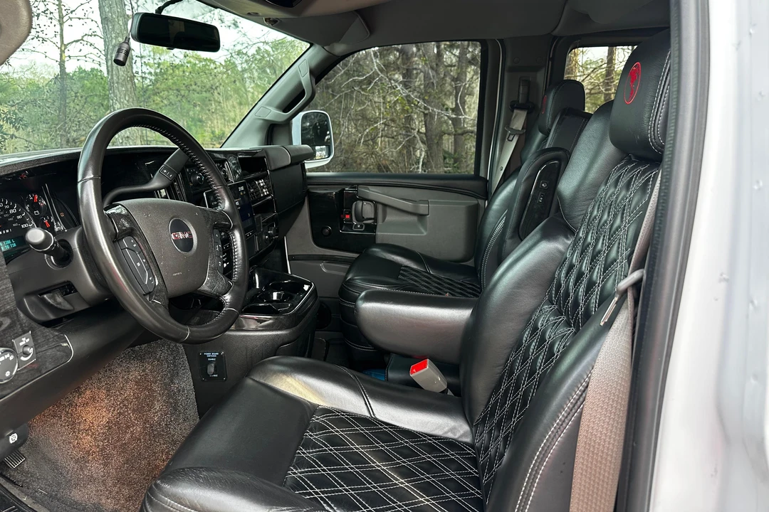 2023 GMC Savana - Image 25 of 31