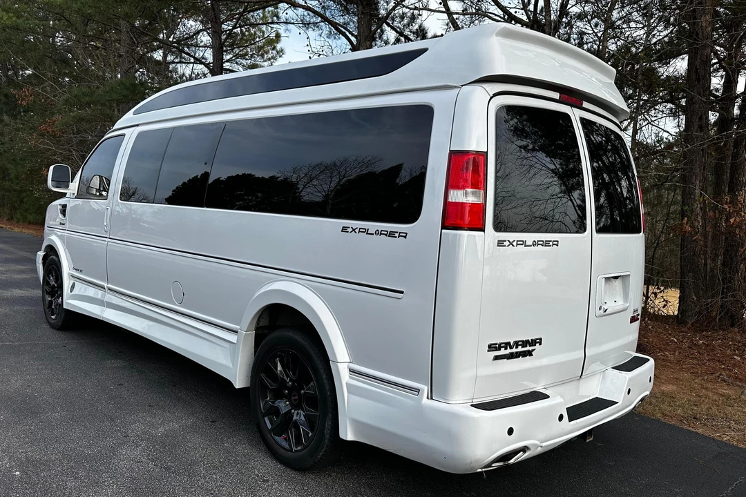 2023 GMC Savana - Image 4 of 31