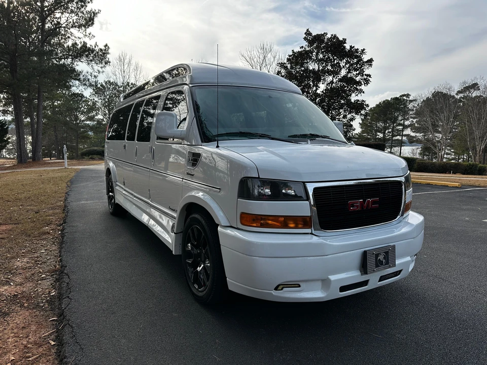 2023 GMC Savana - Image 11 of 31