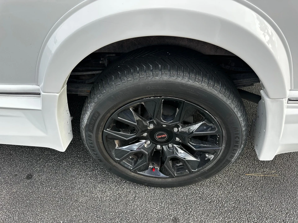 2023 GMC Savana - Image 22 of 31