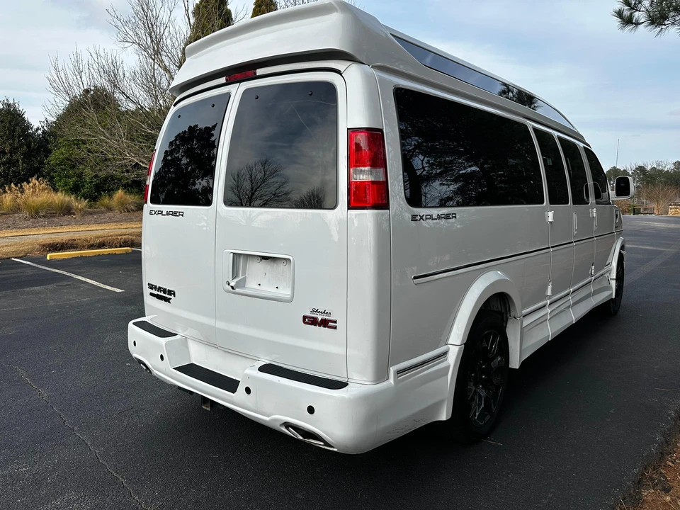 2023 GMC Savana - Image 9 of 31