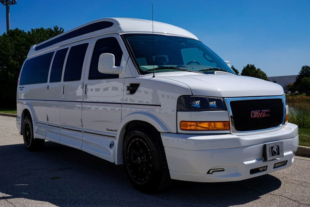 2023 GMC Savana - Image 3 of 12