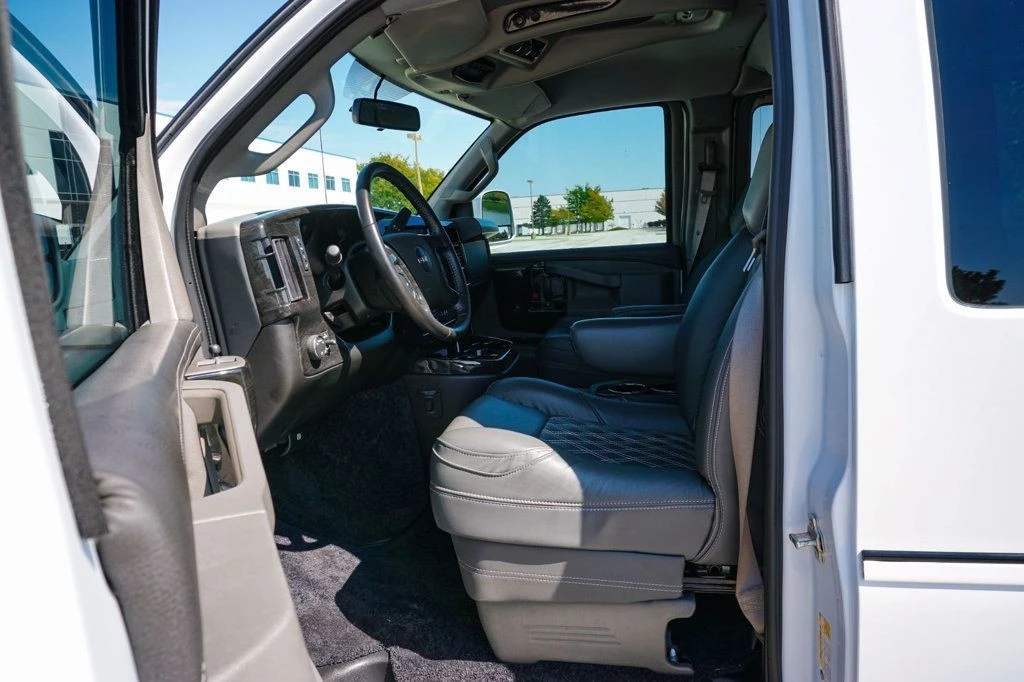 2023 GMC Savana - Image 9 of 12