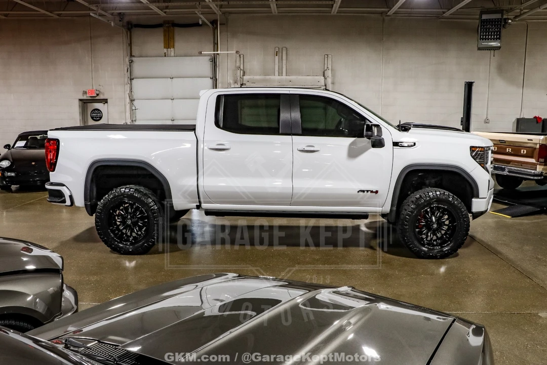 2023 GMC Sierra 5th Gen - Image 11 of 21