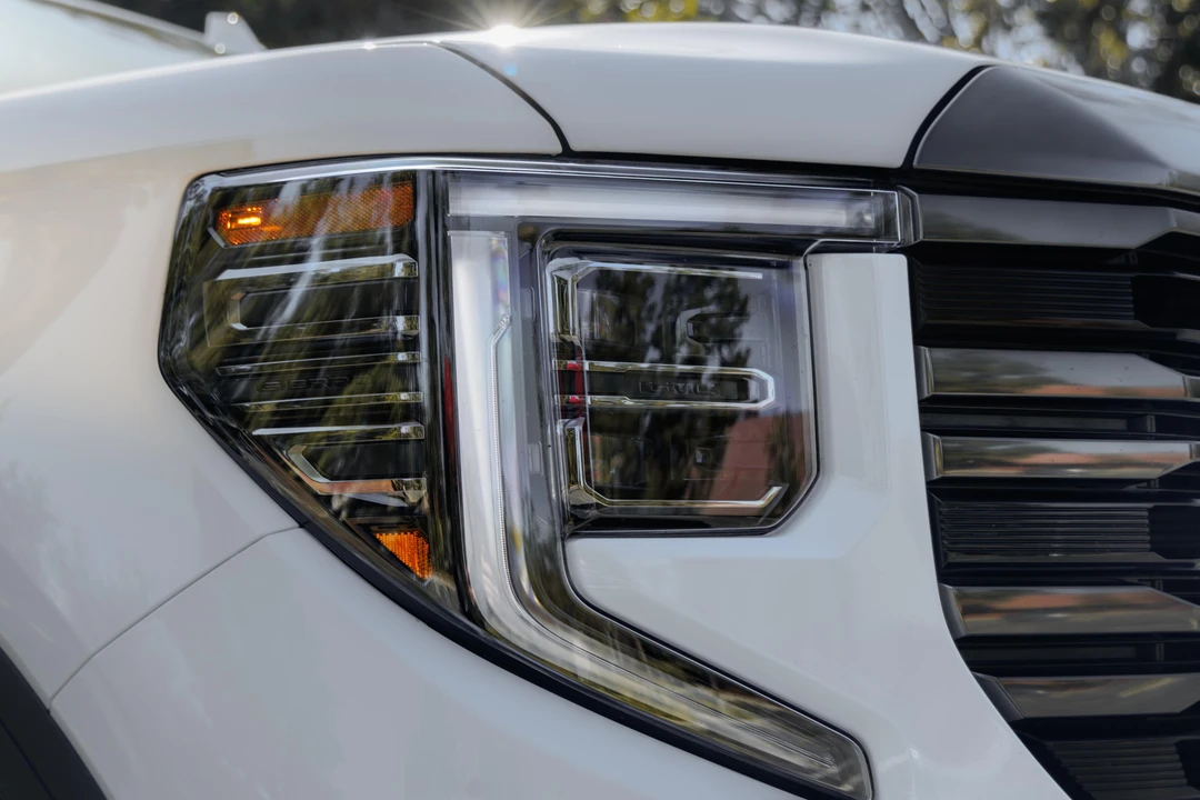 2023 GMC Sierra 5th Gen - Image 10 of 31