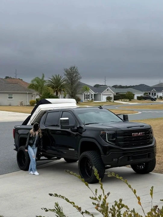 2023 GMC Sierra 4th Gen - Image 2 of 9