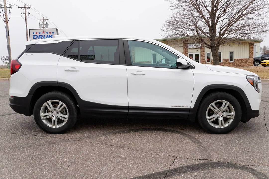 2023 GMC Terrain - Image 2 of 21